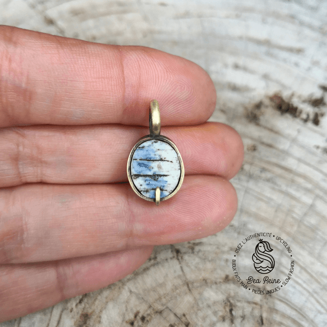 Pendentif en porcelaine bleue et laiton recyclé