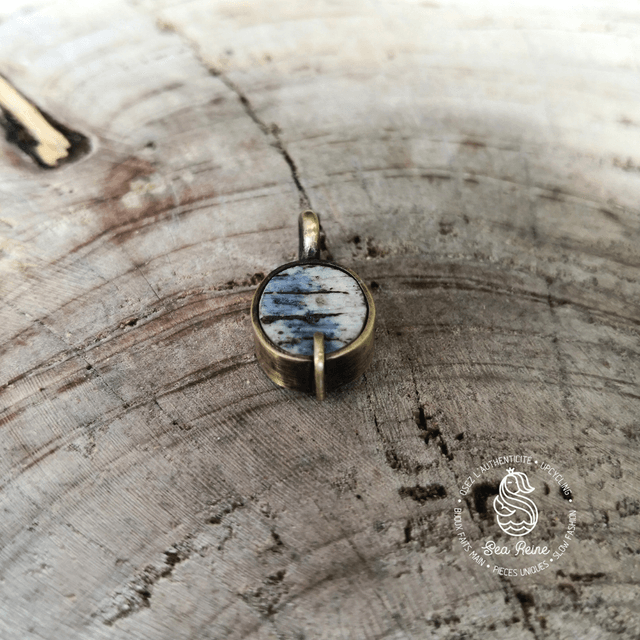 Pendentif en porcelaine bleue et laiton recyclé
