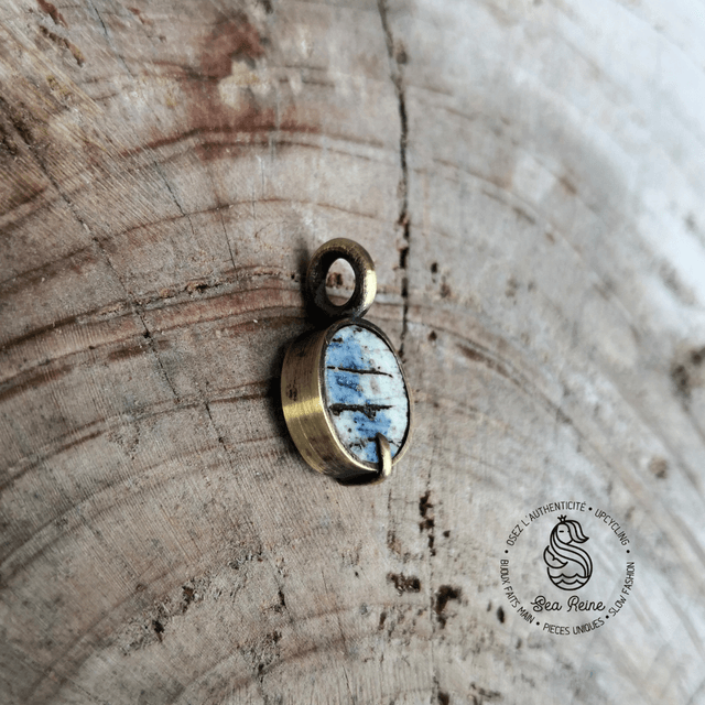 Pendentif en porcelaine bleue et laiton recyclé