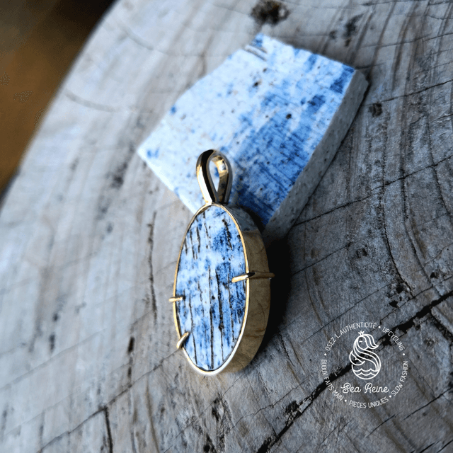 Pendentif en porcelaine bleue et laiton recyclé