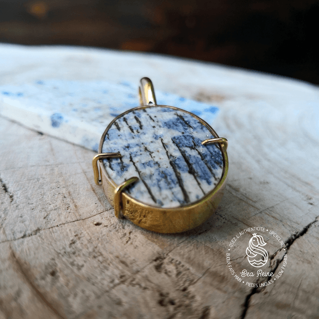Pendentif en porcelaine bleue et laiton recyclé