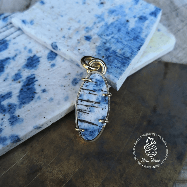 Pendentif en porcelaine bleue et laiton recyclé